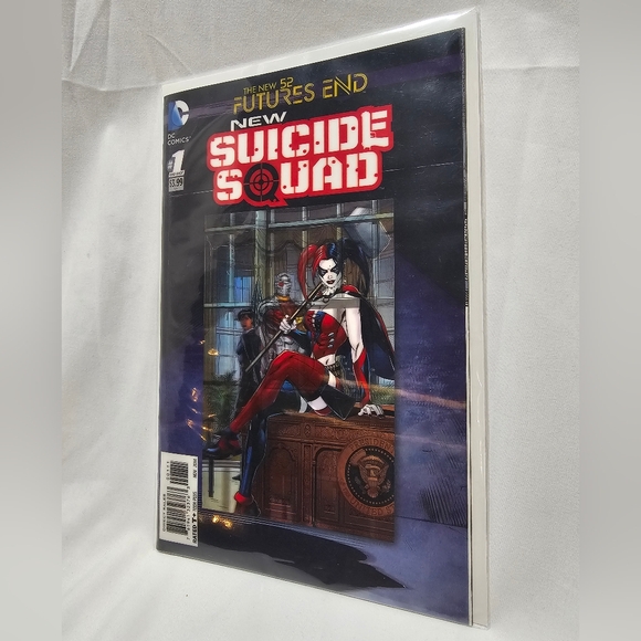 Harley Quinn Bust and Comic Bundle - Picture 9 of 10